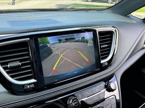 Used 2025 Chrysler Pacifica Limited FWD image 11