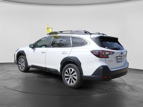Used 2025 Subaru Outback Premium AWD/4WD image 9