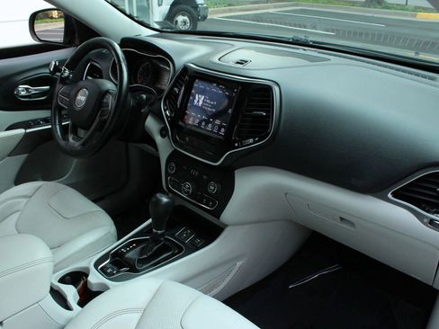Used 2020 Jeep Cherokee Limited image 32