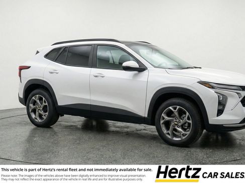 Used 2025 Chevrolet Trax LT FWD image 1