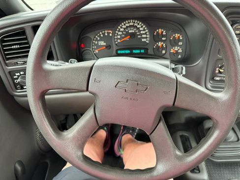 Used 2005 Chevrolet Silverado 2500 W/T AWD/4WD image 16