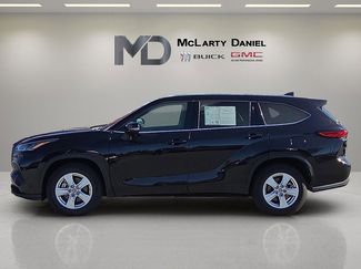 Used 2022 Toyota Highlander LE video 3