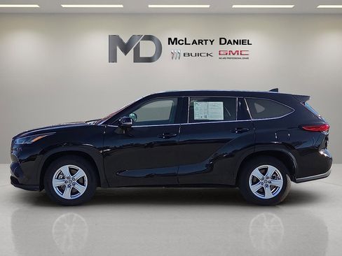 Used 2022 Toyota Highlander LE image 3