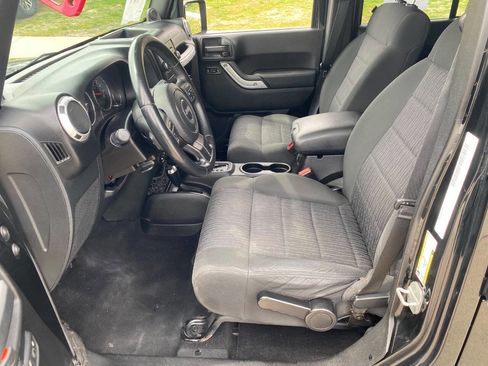 Used 2011 Jeep Wrangler Unlimited Sahara image 9