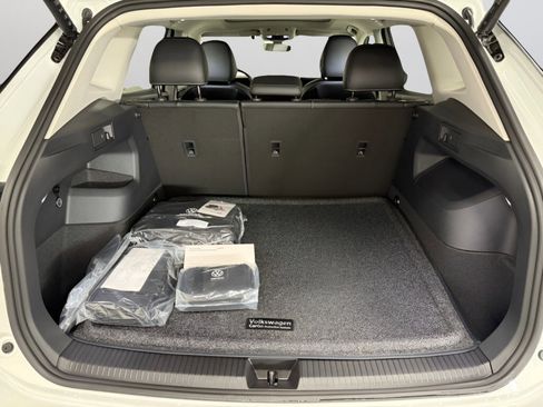 New 2025 Volkswagen Tiguan SE image 9