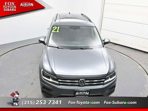 Used 2021 Volkswagen Tiguan SE w/ Panoramic Sunroof Package image 27