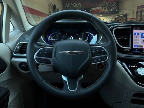 Used 2023 Chrysler Pacifica Touring-L FWD image 40