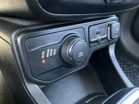 Used 2020 Jeep Renegade Latitude w/ UConnect 8.4 Nav Group AWD/4WD image 19