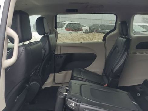 Certified 2024 Chrysler Pacifica Touring-L image 23