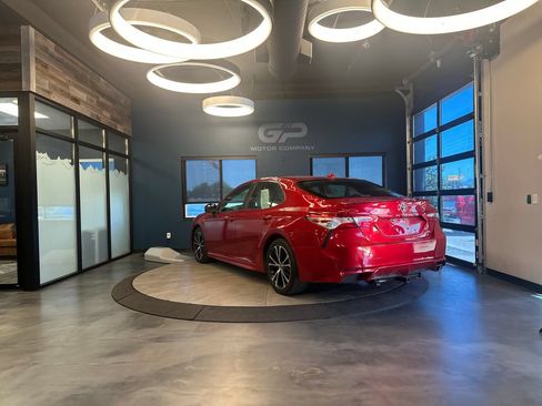 Used 2020 Toyota Camry SE FWD image 5