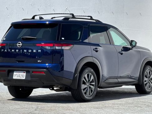Used 2024 Nissan Pathfinder SV w/ SV Premium Package FWD image 3