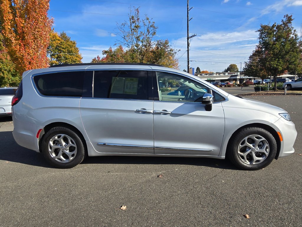 Used 2023 Chrysler Pacifica Limited FWD image 6