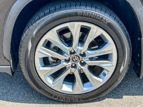 Used 2023 Toyota Highlander Limited FWD image 10