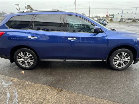 Used 2018 Nissan Pathfinder SV image 5