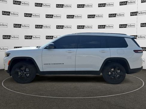 Used 2025 Jeep Grand Cherokee L Limited w/ Black Appearance Package RWD image 3