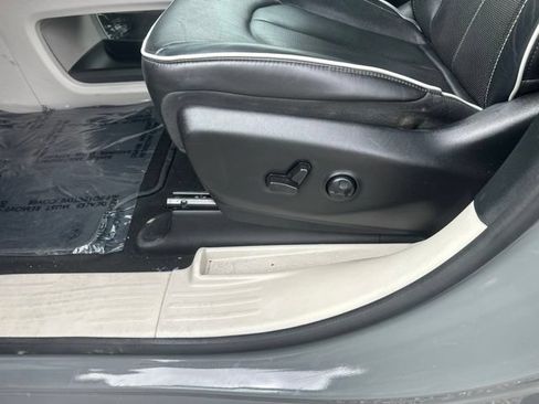 Used 2023 Chrysler Pacifica Limited FWD image 17