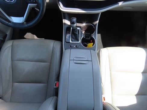 Used 2016 Toyota Highlander Limited image 16
