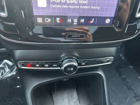 Certified 2025 Volvo XC40 B5 Plus image 25