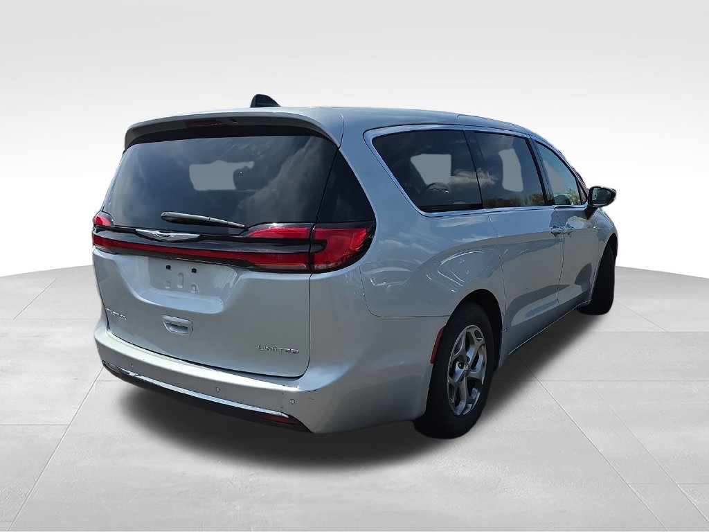 Certified 2024 Chrysler Pacifica Limited FWD image 9