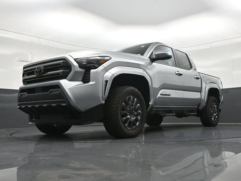 Used 2025 Toyota Tacoma SR5 AWD/4WD image 23