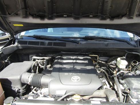 Used 2011 Toyota Sequoia Limited AWD/4WD image 38
