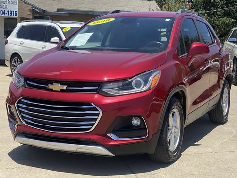 Used 2019 Chevrolet Trax LT w/ Driver Confidence Package FWD image 2