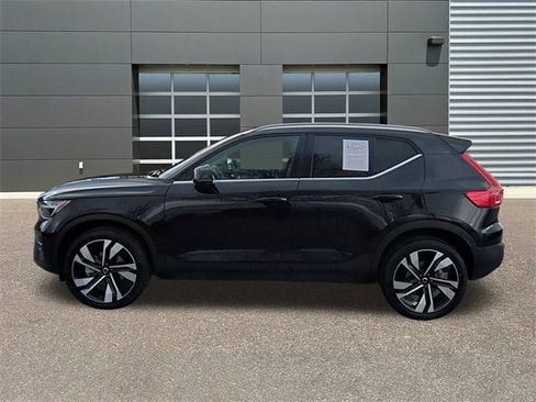 Used 2025 Volvo XC40 B5 Plus image 4