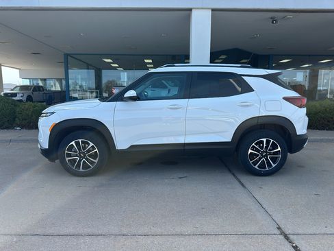 Used 2025 Chevrolet TrailBlazer LT image 4