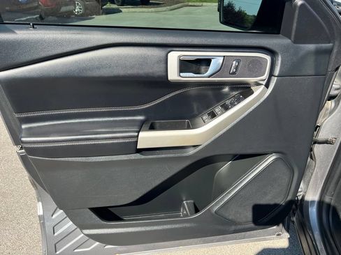 Used 2021 Ford Explorer XLT AWD/4WD image 16