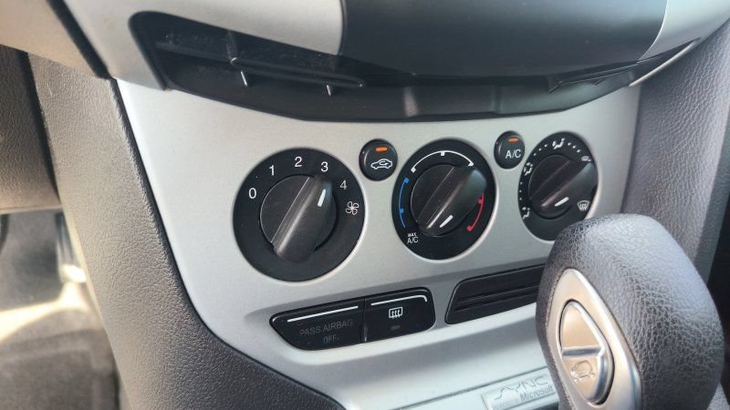 Used 2014 Ford Focus SE FWD image 17