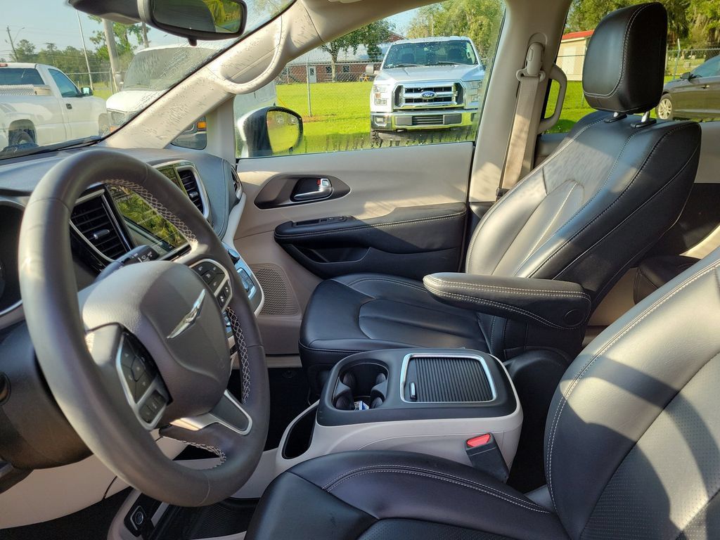 Used 2023 Chrysler Pacifica Touring-L FWD image 24