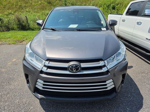 Used 2018 Toyota Highlander LE FWD image 2