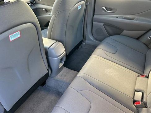 Certified 2025 Hyundai Elantra SE image 12