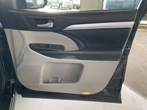 Used 2017 Toyota Highlander XLE image 29