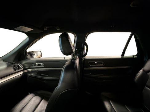 Used 2018 Ford Explorer XLT w/ Equipment Group 202A AWD/4WD image 39