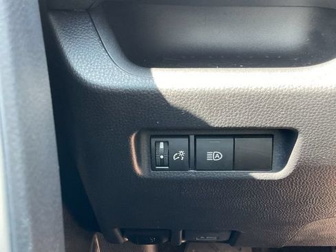 Used 2025 Toyota RAV4 XLE AWD/4WD image 36