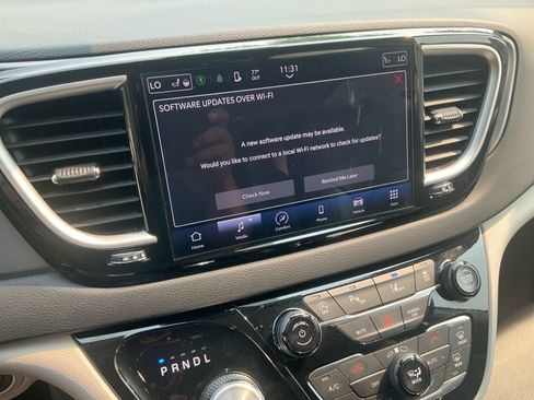Used 2024 Chrysler Pacifica Touring-L FWD image 25