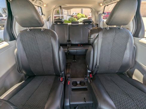 Used 2014 Toyota Sienna SE FWD image 24