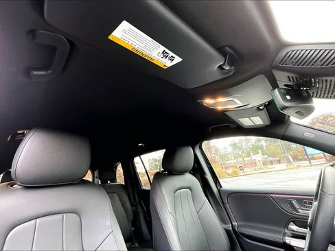Used 2025 Mercedes-Benz GLB 250 image 15