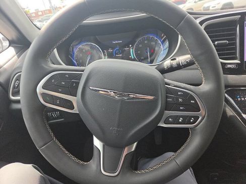 Used 2025 Chrysler Pacifica Select FWD image 19