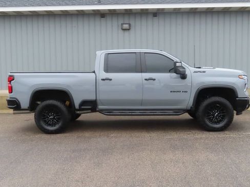 Used 2024 Chevrolet Silverado 2500 ZR2 w/ Technology Package AWD/4WD image 2