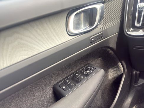 Used 2025 Volvo XC40 B5 Plus image 12