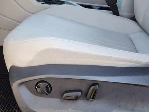 Used 2023 Volkswagen Tiguan SE image 21