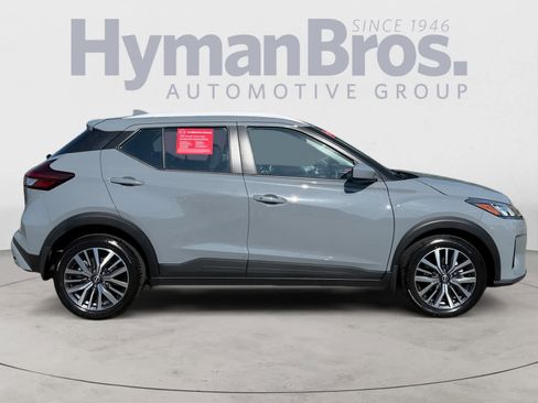 Used 2024 Nissan Kicks SV image 2