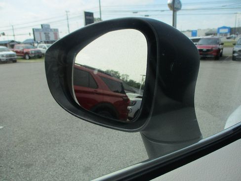 Used 2023 Chrysler Pacifica Touring-L FWD image 16