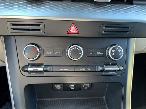 Certified 2024 Kia Carnival LX image 18