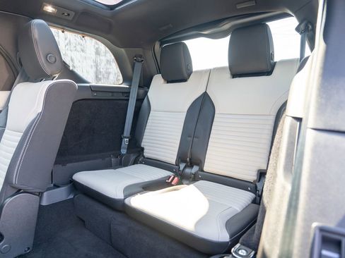 Used 2023 Land Rover Discovery Metropolitan Edition AWD/4WD image 35