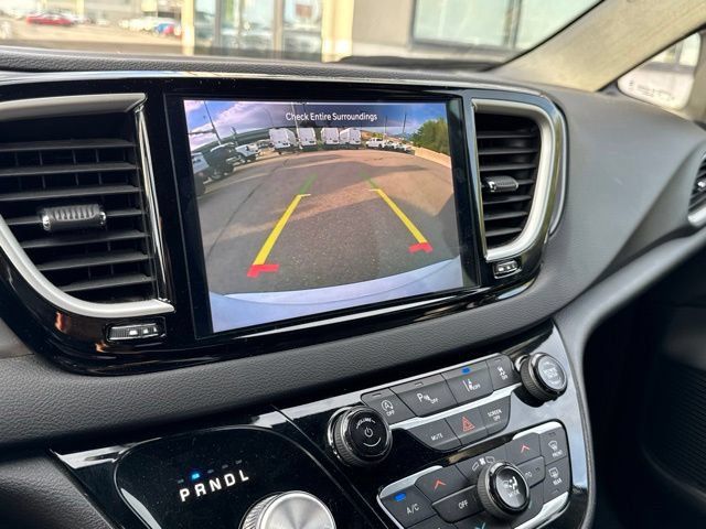 Used 2025 Chrysler Pacifica Select FWD image 32