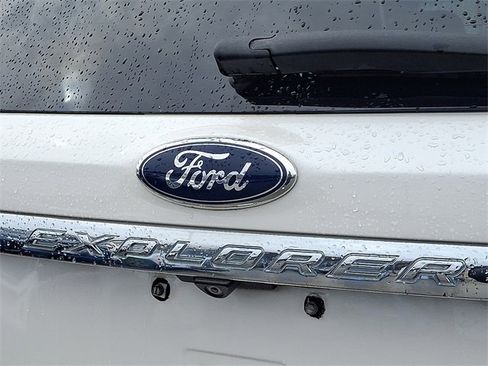 Used 2015 Ford Explorer XLT w/ Equipment Group 202B image 28