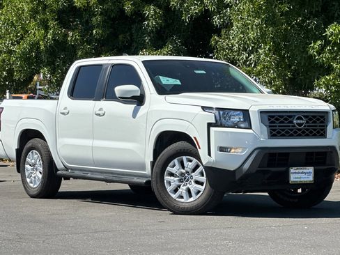 Certified 2022 Nissan Frontier SV image 2